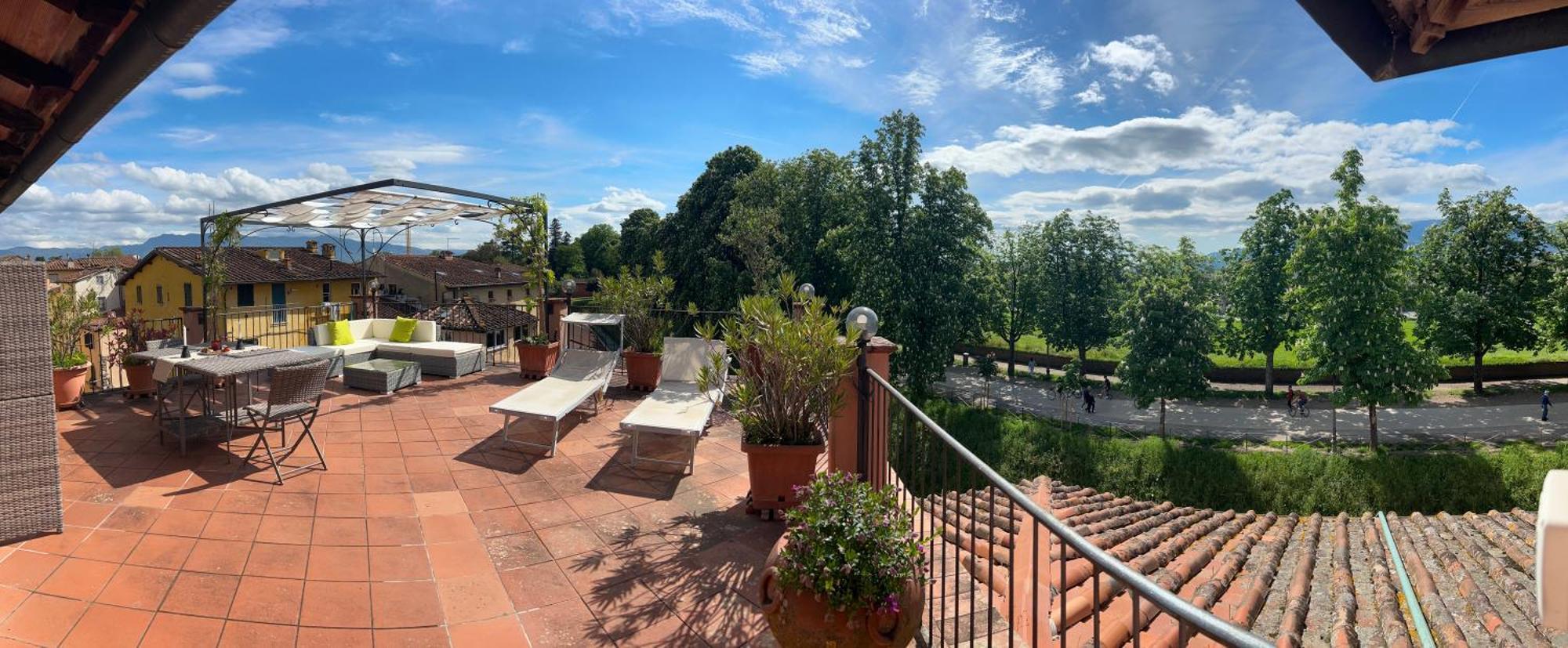 La Terrazza Fra Le Torri Apartment Лука Екстериор снимка