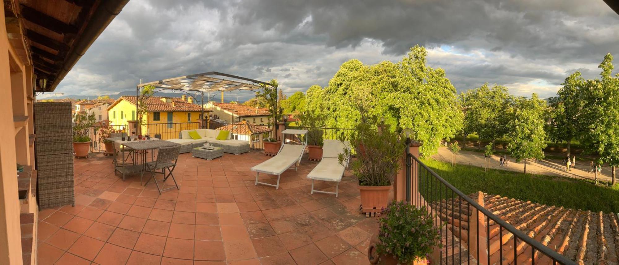 La Terrazza Fra Le Torri Apartment Лука Екстериор снимка