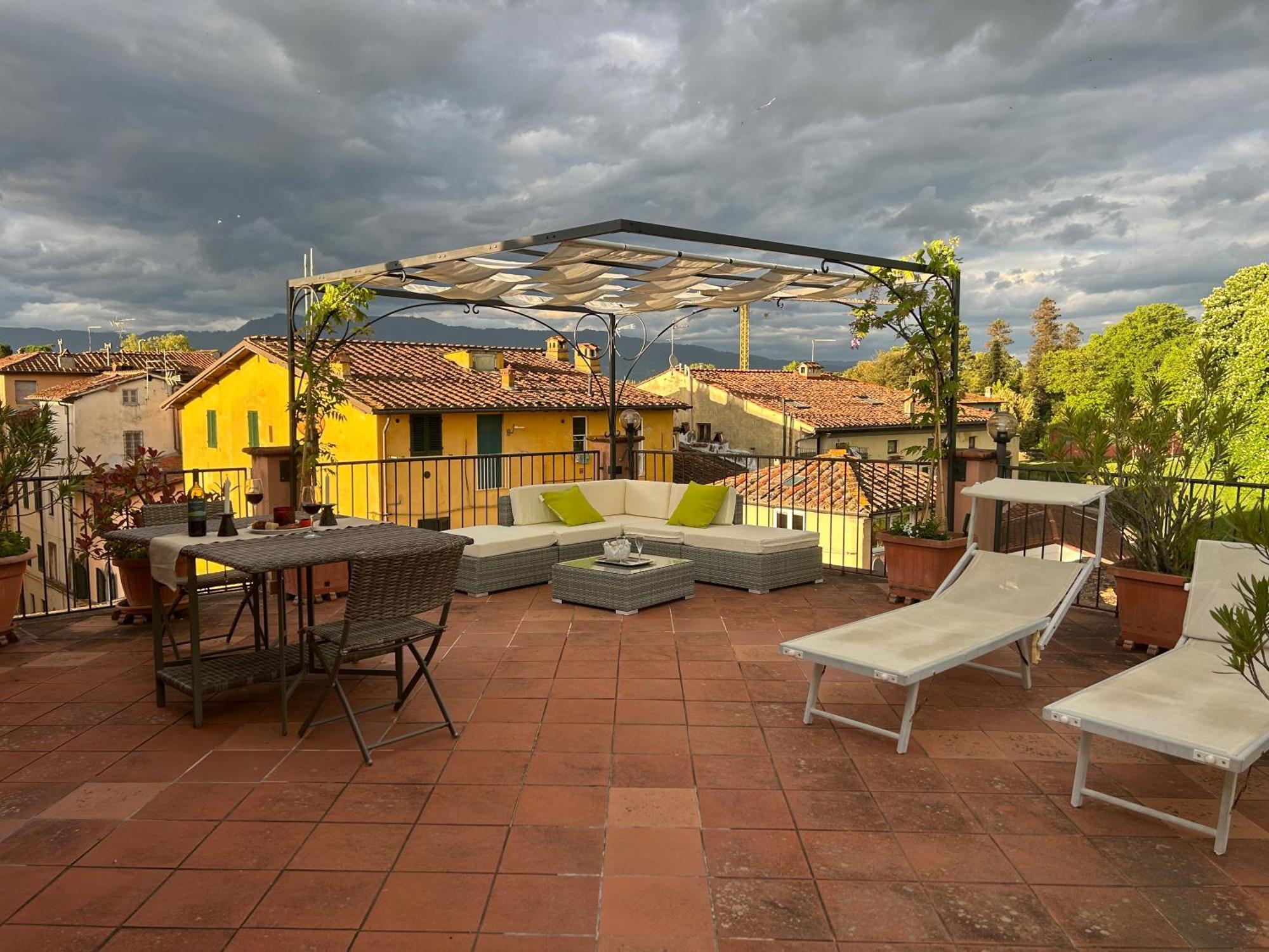 La Terrazza Fra Le Torri Apartment Лука Екстериор снимка