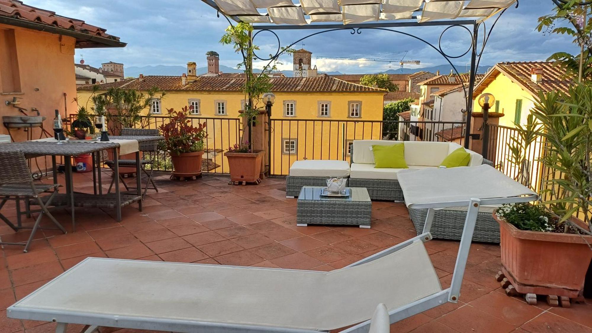 La Terrazza Fra Le Torri Apartment Лука Екстериор снимка
