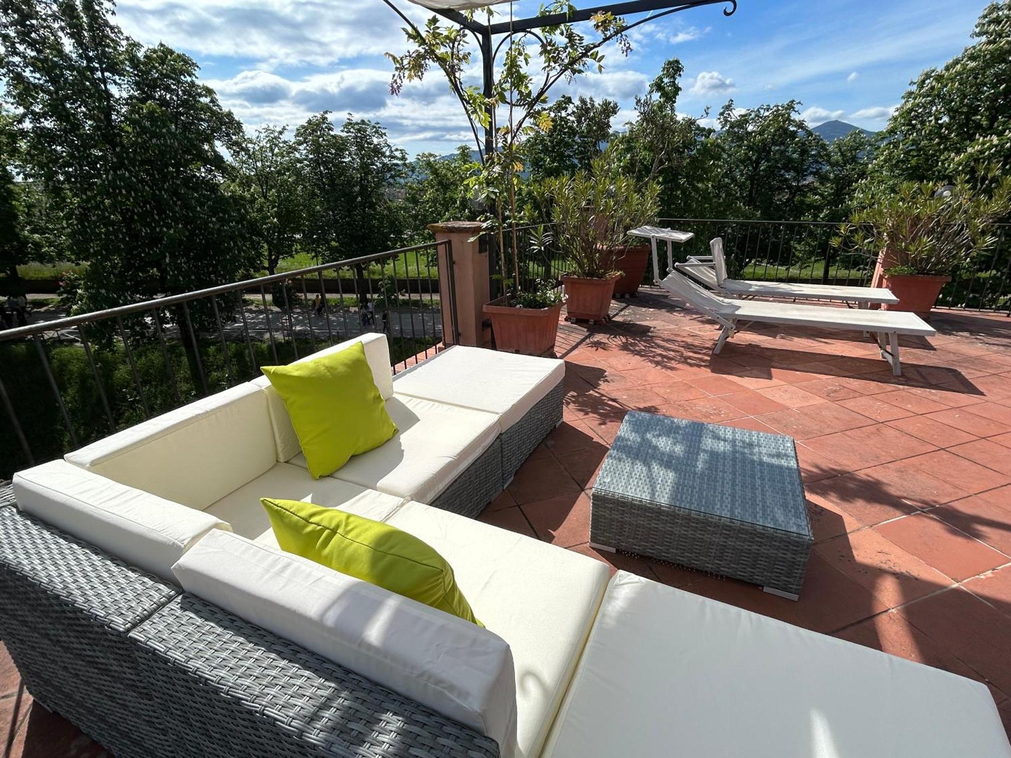 La Terrazza Fra Le Torri Apartment Лука Екстериор снимка