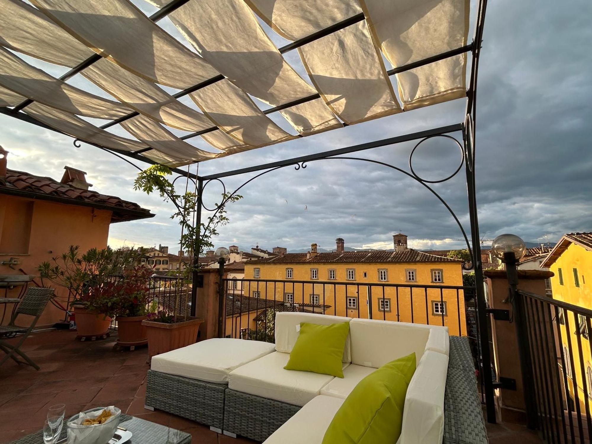 La Terrazza Fra Le Torri Apartment Лука Екстериор снимка