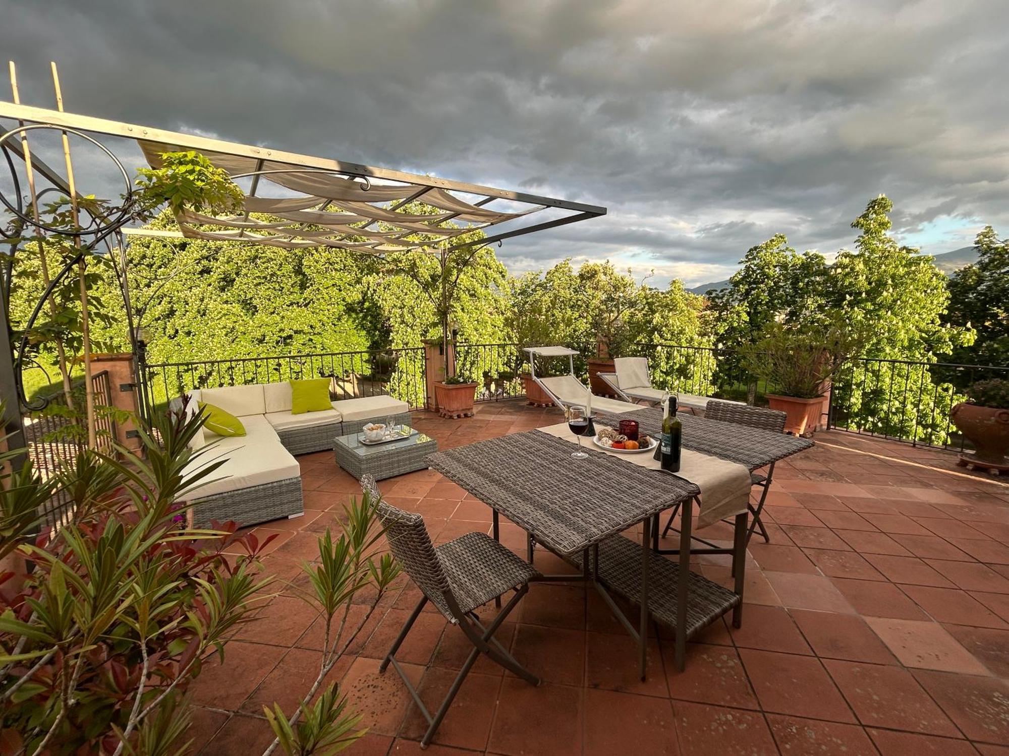 La Terrazza Fra Le Torri Apartment Лука Екстериор снимка