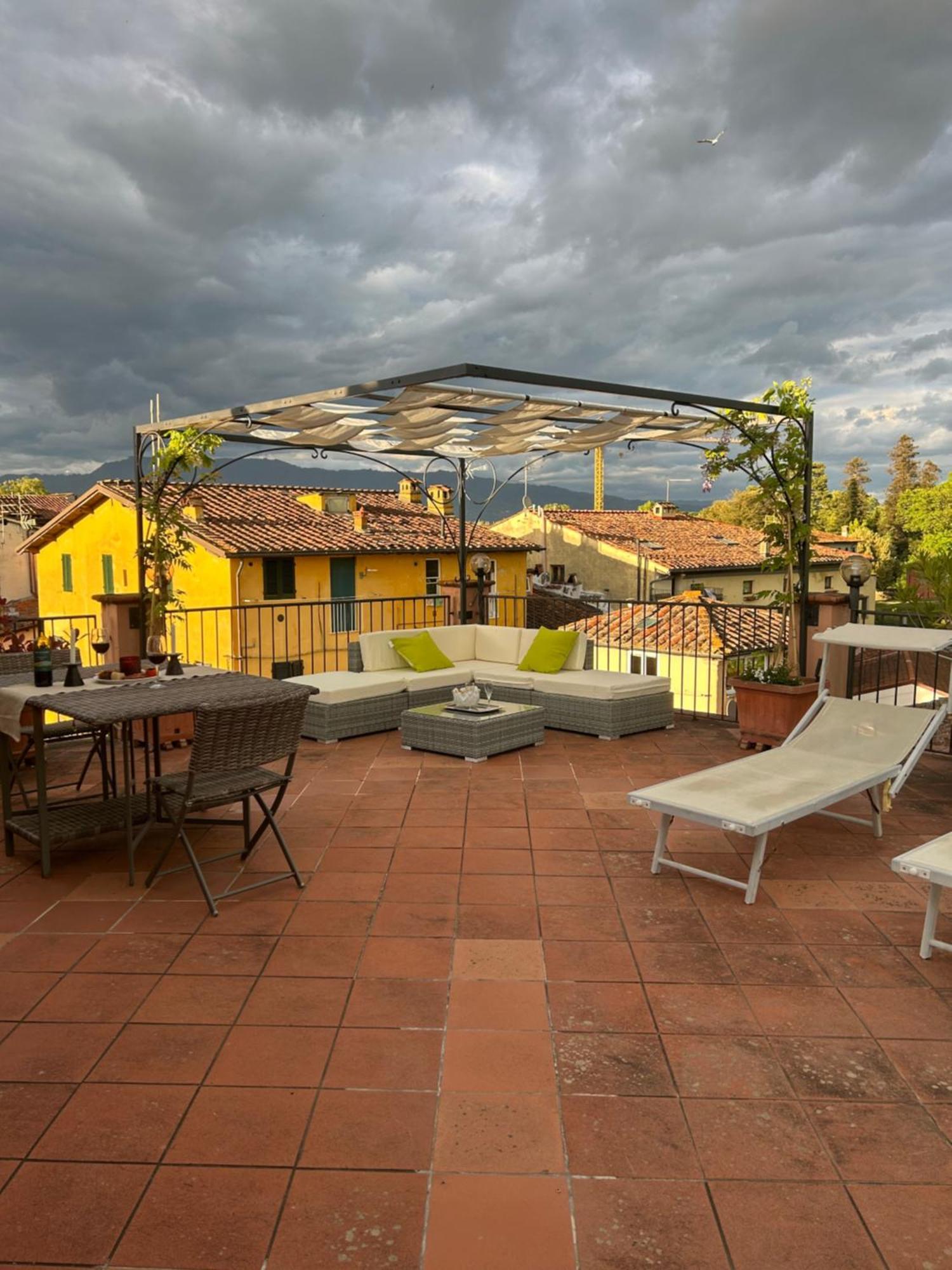 La Terrazza Fra Le Torri Apartment Лука Екстериор снимка