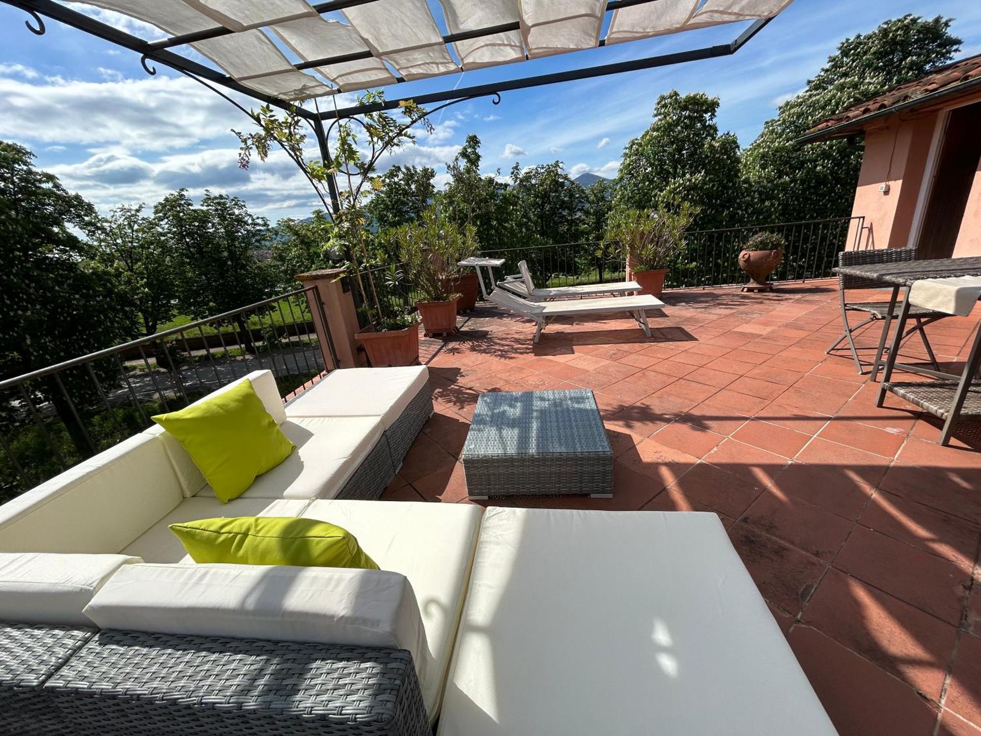 La Terrazza Fra Le Torri Apartment Лука Екстериор снимка