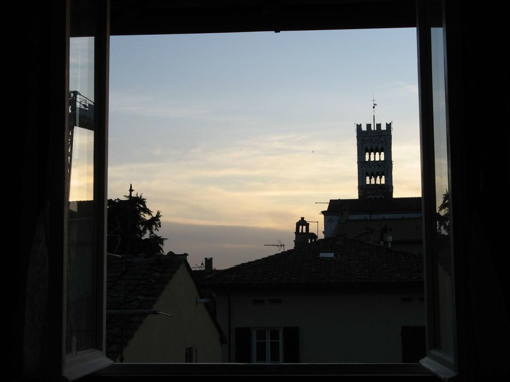 La Terrazza Fra Le Torri Apartment Лука Екстериор снимка